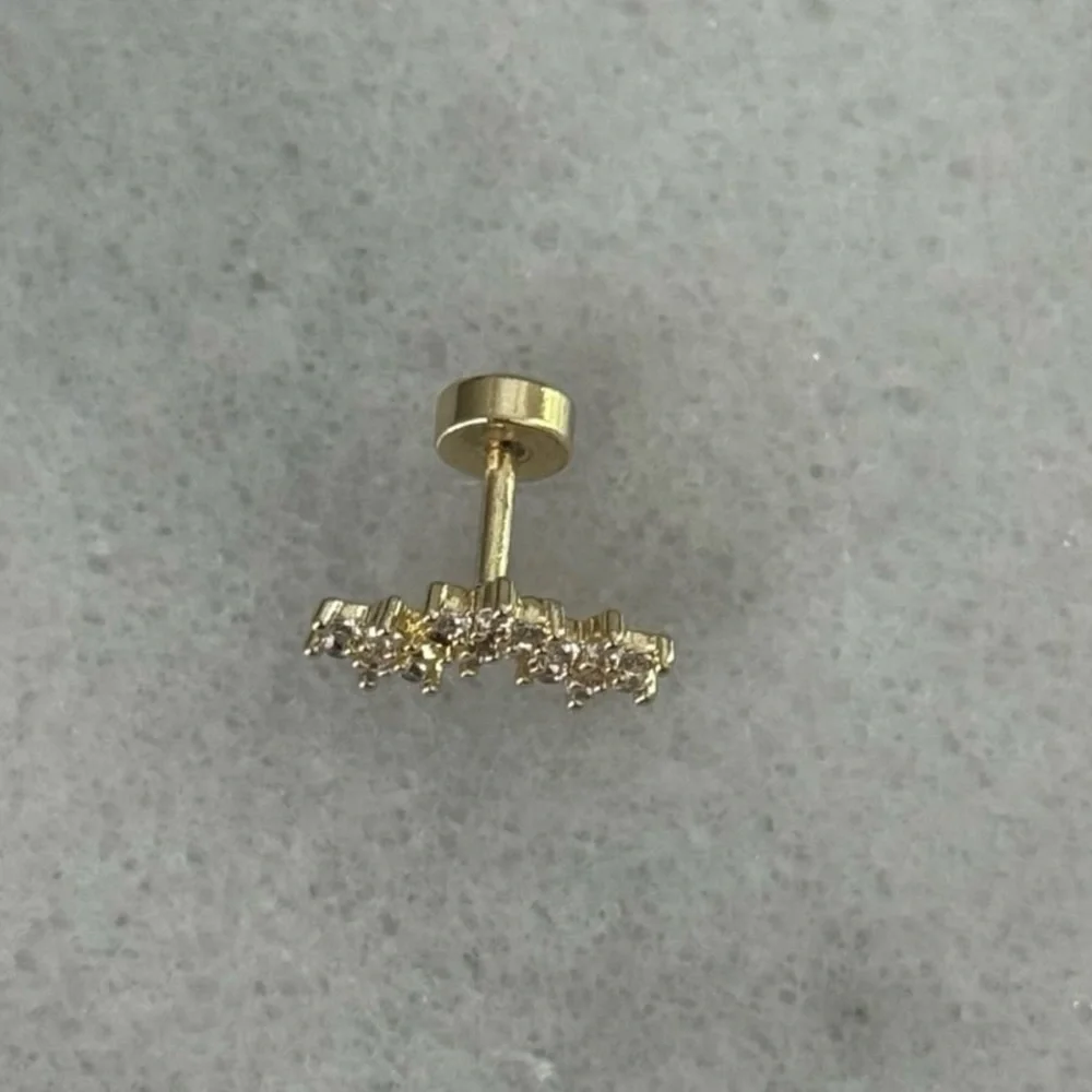 Gold Flower Cluster Cartilage Earring Brand New
